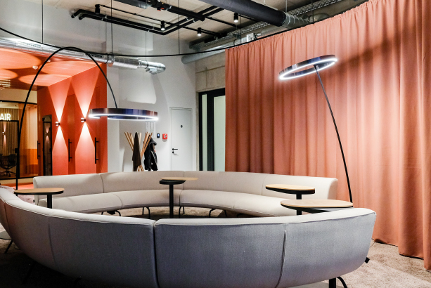 Lounge mit Laptop Tischen im Coworking-Space in Starnberg