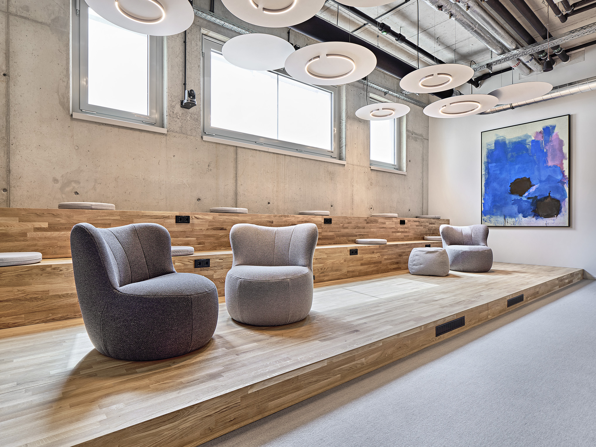 Lounge mit Laptop Tischen im Coworking-Space in Starnberg